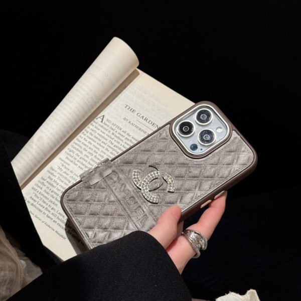 Flash diamond snow mountain velvet embossing tide brand is suitable for iPhone17Promax and leather Apple mobile phone case