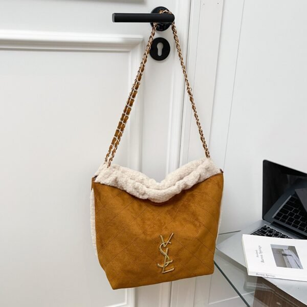 Vintage Rhombus Plush Splicing Shoulder Bag Poplar Forest Large Capacity Fashion Commuting Advanced Chain Armpit Bag