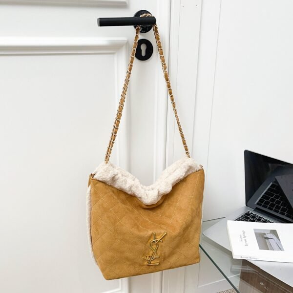 Vintage Rhombus Plush Splicing Shoulder Bag Poplar Forest Large Capacity Fashion Commuting Advanced Chain Armpit Bag
