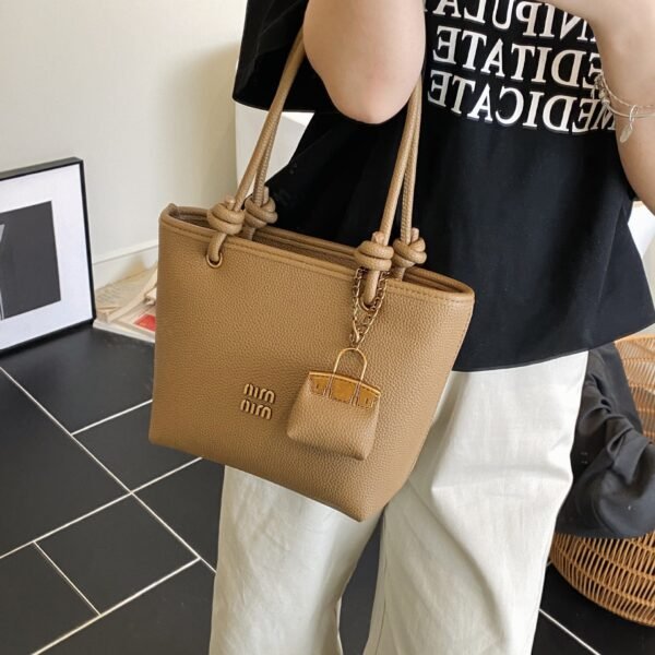 High-End Texture Retro Miu Bucket Bag Versatile Light Luxury Commuter Mother-In-Law Bag Large Capacity One-Shoulder Tote Bag