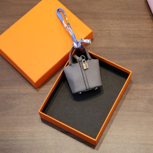 The New Mini Handbag Premium Earphone Cover Is Suitable For Air Por3 Pendant Pendant Bluetooth Protective Case Leather.