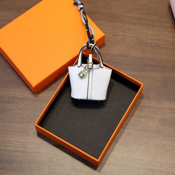 The New Mini Handbag Premium Earphone Cover Is Suitable For Air Por3 Pendant Pendant Bluetooth Protective Case Leather.