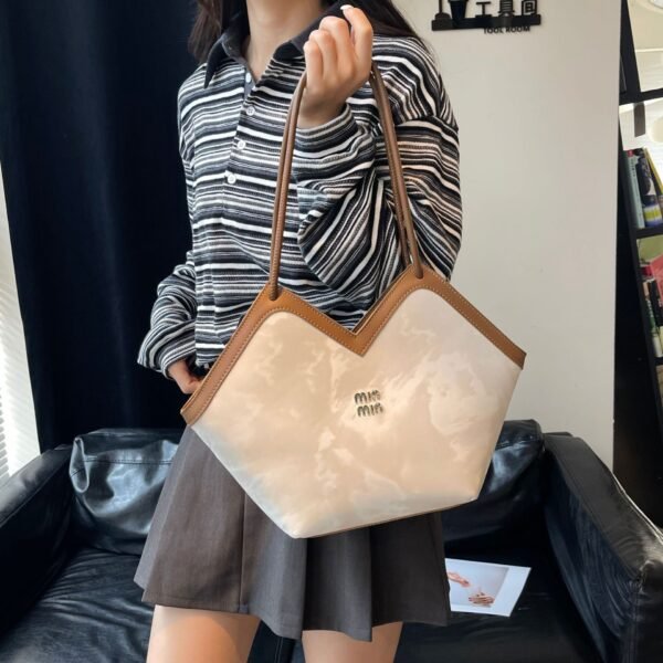 French Miu Fashion Large-Capacity Tote Bag V-Shaped Underarm Bag Female Senmeng Style Casual Fashion Shoulder Underarm Bag